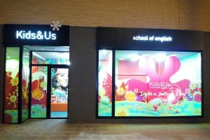 Es un centro de idiomas especializado en edades tempranas.
