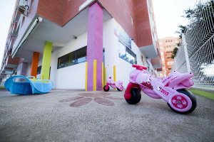 Este centro de educación infantil bilingüe lo tiene todo para la tranquilidad de los papás.