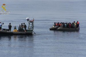 La Guardia Civil se aproxima a la embarcación.
