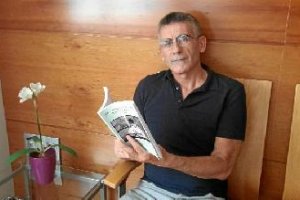 El autor con su libro en la redacción de LA VOZ.