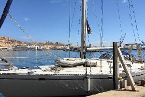 Velero decomisado por Aduanas, en el Muelle de Poniente