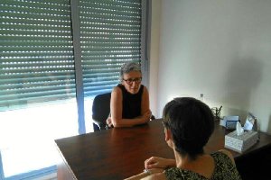 Concha de Castro, psicóloga, en la sede del Teléfono de la Esperanza, cuya sede está en la capital. 