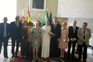 Una de las nueve parejas de novios posan junto a familiares y el concejal (primero a la derecha)
