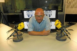 Jesus Gallego en los estudios de la Cadena SER.