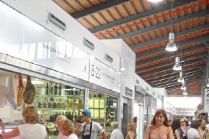 Clientes realizando sus compras para el fin de semana en el Mercado.