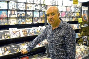 Andrés Felices  mantiene en pie una de las últimas tiendas de discos con solera que quedan abiertas en Almería.