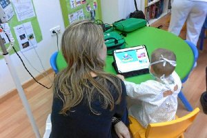 Un pequeño se entretiene con juegos audiovisuales en el Aula Hospitalaria de Torrecárdenas.