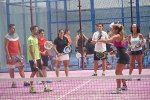Clase de pádel en la Escuela del Club Colors.