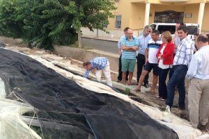 La delegada, el alcalde y otras personas en Adra