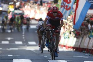 Tom Dumoulin cruza la meta de Ávila con ventaja sobre Fabio Aru. 