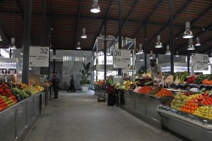 Pasillo central de la plaza de abastos de Almería.