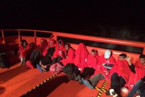 Imagen de archivo del rescate de las personas que viajaban a bordo de una patera.