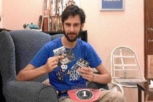 Pepe Roma muestra las cartas originales del juego ‘RallyRas’, que ahora comercializará Juegos Darbel.
