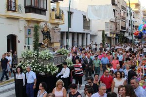 La Virgen del Mar, Patrona de Adra, durante su procesión por las calles de Adra.