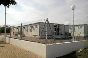 Imagen de las aulas prefabricadas del IES El Toyo