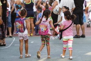 Imagen de menores en el inicio del curso escolar