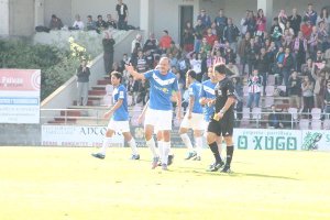 Soriano y Charles hablan con el árbitro en el Ángel Carro.