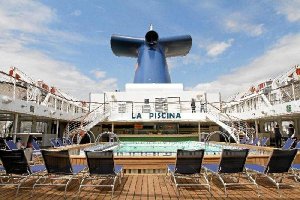La piscina de uno de los muchos cruceros que atracan en el puerto de la capital. 