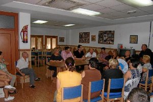 Reunión de los ediles con los vecinos de la asociación San Roque. 