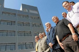 Imagen  de una visita realizada a las instalaciones por el empresario Miguel Rifá  y el por  entonces concejal,  Juan Megino.  