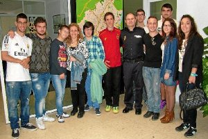 Alumnos y monitores del IES Maestro Padilla junto al inspector Soto en la Comisaría de Almería.