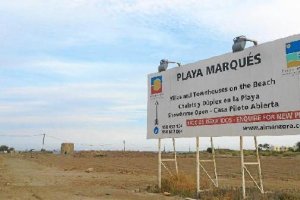 Los carteles anunciadores del proyecto Playa del Marqués ya entán instalados en la zona.