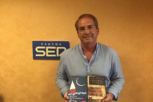 Manuel Ortiz con su dos novelas ambientadas en el Parque Natural Cabo de Gata.