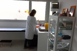 Una sanitaria prepara dosis de vacunación en un centro de salud.