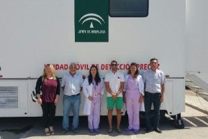 Concejales y personal sanitario frente al dispositivo.