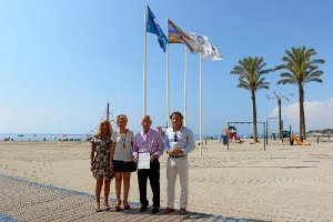 Amat,  junto a varios concejales, muestra el certificado ISO.