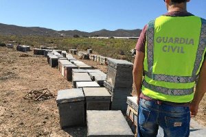 Un agente junto a colmenas robadas que fueron descubiertas hace unos meses.