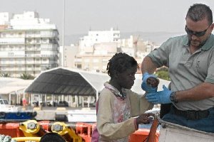Subsaharianos rescatados en una patera llegan al Puerto de Almería.