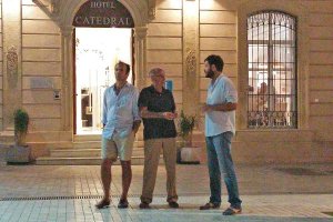 Los tres fundadores de Confluencias, junto al Hotel Catedral, donde están sus raíces.