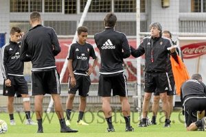 Quique Martín hablando con sus futbolistas.