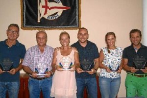 Los vencedores posan con sus trofeos.
