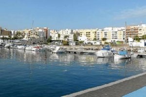 La actividad hostelera se centra en el Malecón, que ha sido reformado para mejorar la oferta turística.