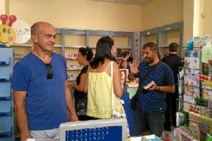 Nombres de la cultura y amigos se presentaron ayer por sorpresa en la Librería Sintagma.