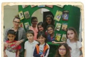 La escritora Maria del Mar Saldaña con alumnos del Club de Pequeños Lectores