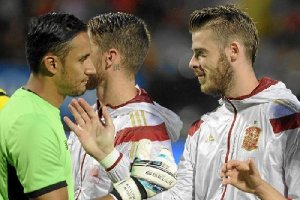 Keylos y De Gea se saludan.