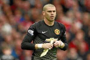 Víctor Valdés se ha dado media vuelta.