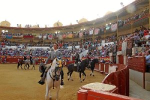 Tras el paseillo y saludo a la presidencia, los rejoneadores reciben una gran ovación del público que agradecen dando la vuelta al ruedo. 