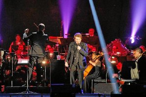 Raphael, en los primeros compases del concierto que ha ofrecido este viernes en el Palacio de los Juegos Mediterráneos acompañado de la OCAL.