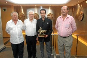 Paco Gómez, presidente Peña El Duende; Miguel Pérez-Hita, secretario; Enrique Ponce, matador de toros; y Juan Aguilera, periodista taurino.