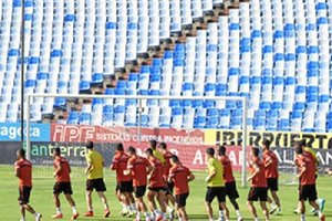 Los jugadores de Popovic calientan previo al entreno.