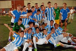 El Málaga celebrando el torneo en La Cañada.