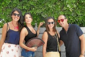 Tres soles como Carmen, Natalia y María acompañaban a Manuel.