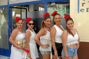 Jardín de rosas. Paula, Patricia, Alba, Mª del Mar y Mª José viven la Feria con pasión, como el rojo de sus flores.