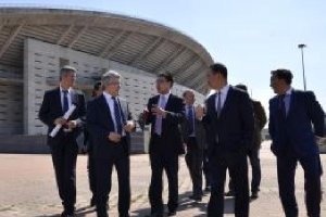 Cerezo y Miguel Ángel Gil con los accionistas chinos en La Peineta.