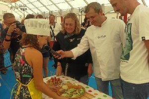 Una de las aspirantes presenta su propuesta ante el jurado infantil.