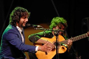 Antono Reyes en un momento de su actuación.